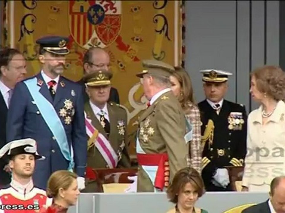 La infanta Elena sigue el desfile fuera del palco real