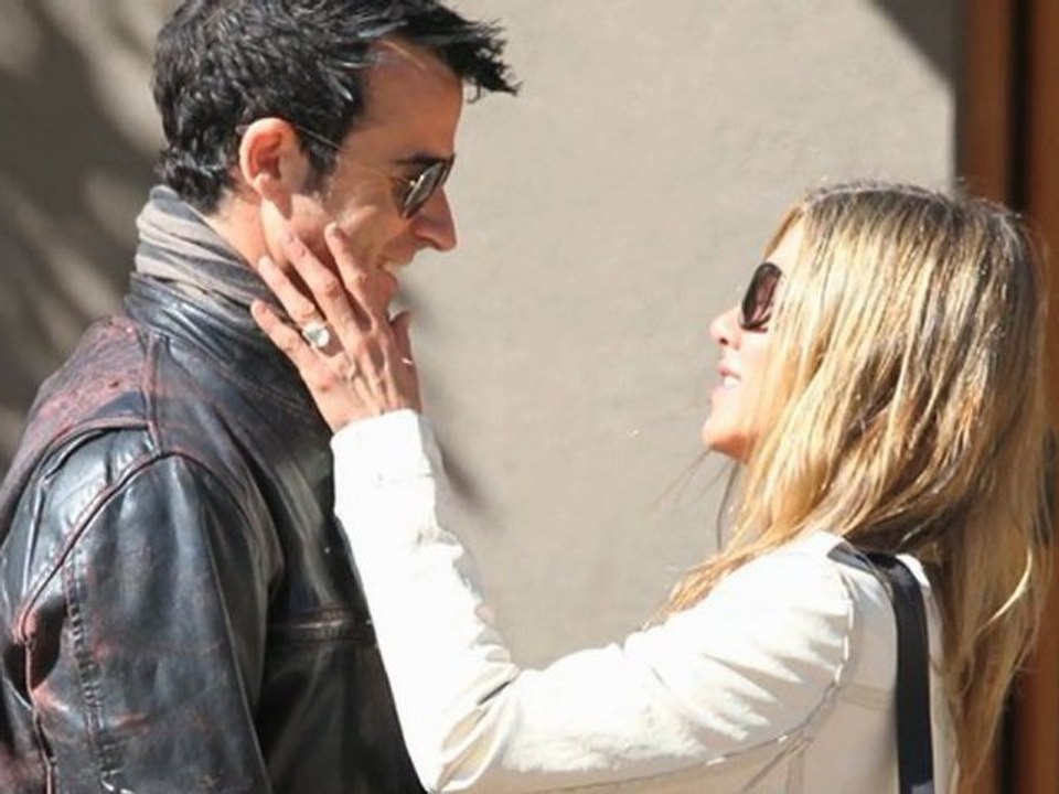 Jennifer Aniston Debuts Huge Engagement Ring - Hollywood Hot [HD]