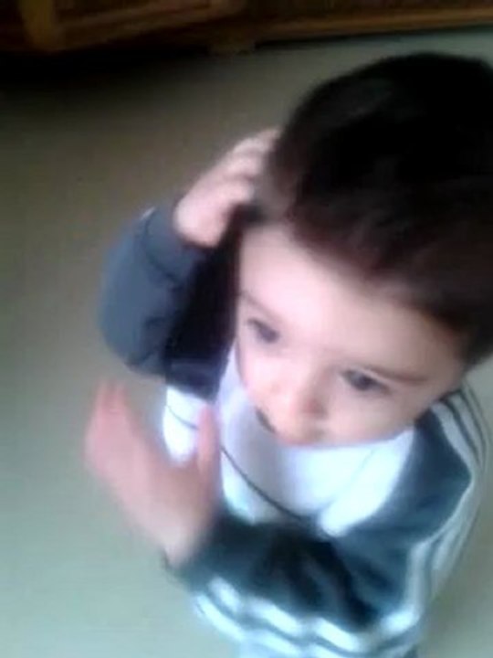 bébé parlant au téléphone a 11 mois