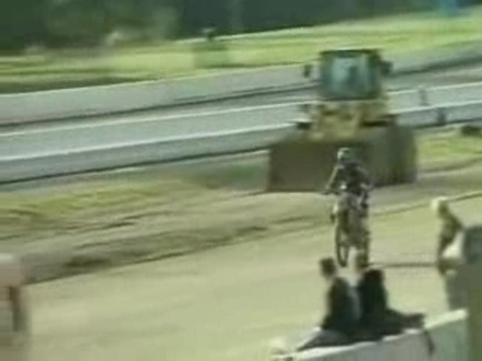 Ryan Capes fait un saut de 95m