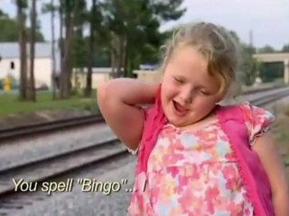 Alana épelle le mot BINGO