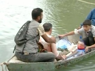 Wounded Syrians cross into Turkey