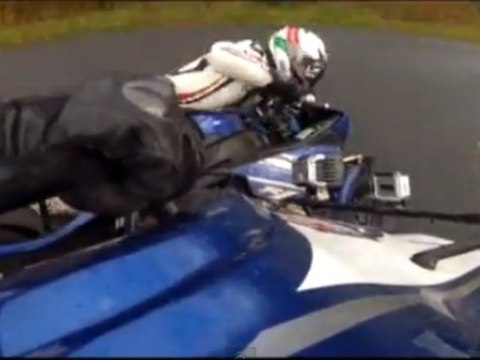 Un singe se débarrasse de son pilote de side-car en pleine spéciale de rallye!