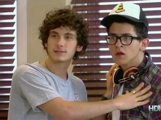 Orelha quase parte para cima de Gil