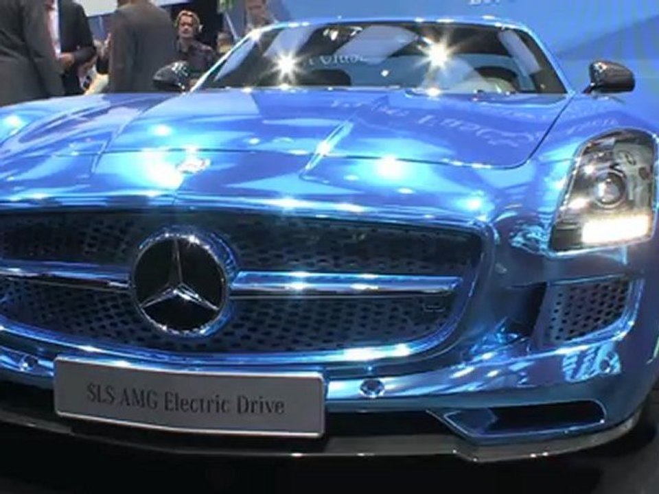 Les stands Porsche et Mercedes au Mondial de l'Automobile 2012