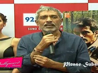 Hot Esha Gupta flauntes Sexy Curvy Body