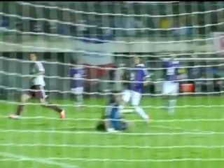 Deux grands ponts dont un de la tête, et but entre les jambes du goal !