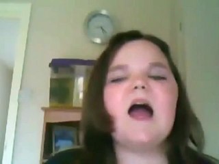 Une jeune fille persévère dans le chant