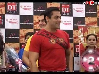 Salman helps out his staff