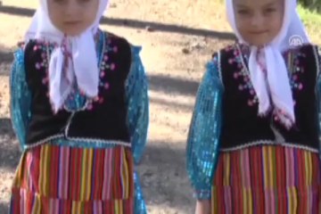 Kadınların medeni durumu takkesinden anlaşılıyor