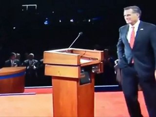 Mitt Romney utilise un mouchoir anti-sèche pendant son face à face contre Obama !!!