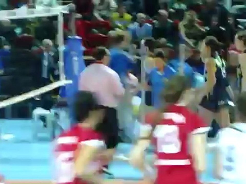 12 Şubat 2012 Fenerbahçe Universal - İller Bankası Maçı 1.Set Sonu Tom Logan