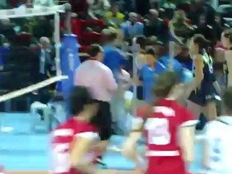 12 Şubat 2012 Fenerbahçe Universal - İller Bankası Maçı 1.Set Sonu Tom Logan