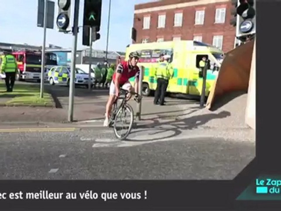 Il envoie la balle en plein dans le visage de son bébé !