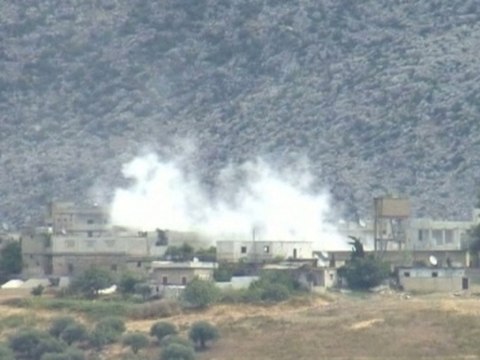 Syrian forces bombard border town