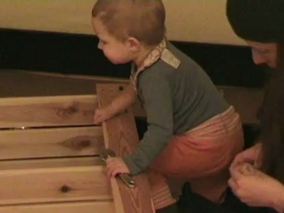 078_Lilja bricole avec Maman