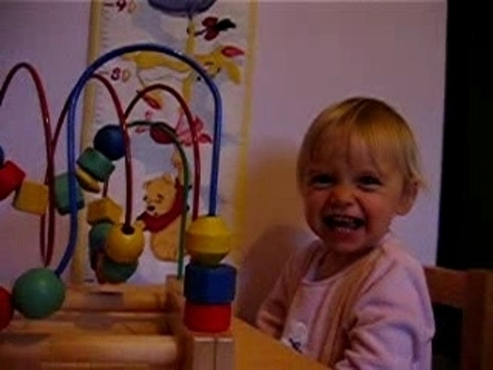 Je joue assise à mon table