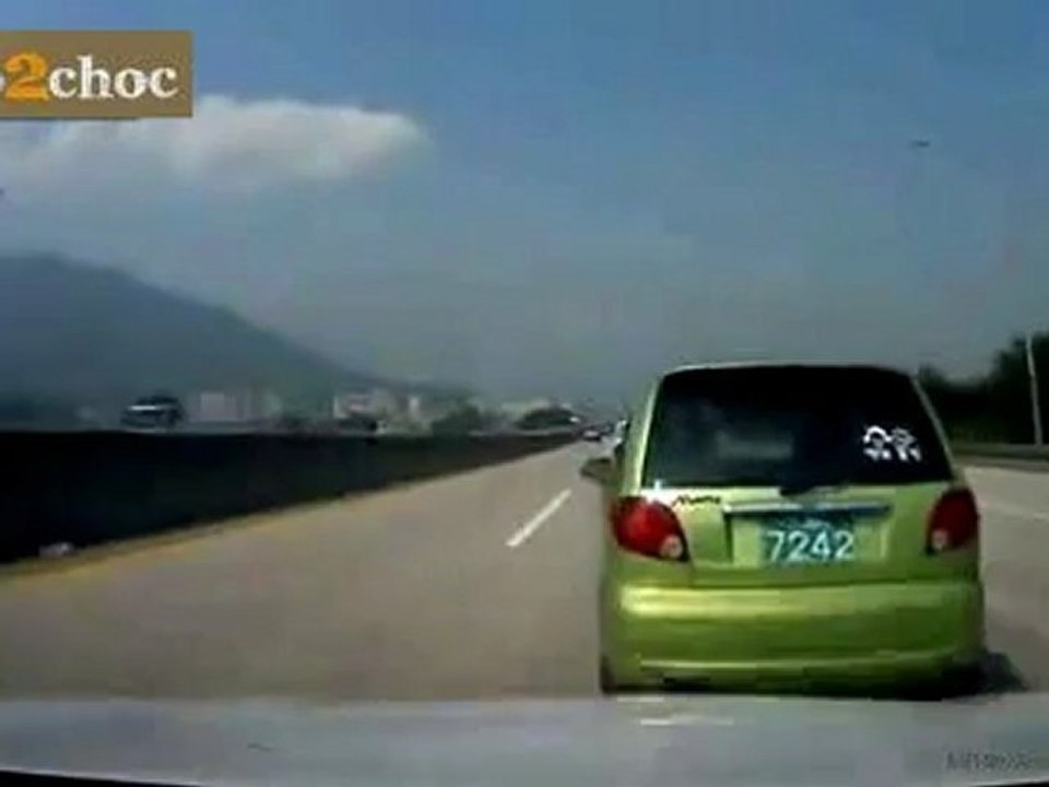 Il retourne une Chevrolet Matiz sur l'autoroute - Video2choc