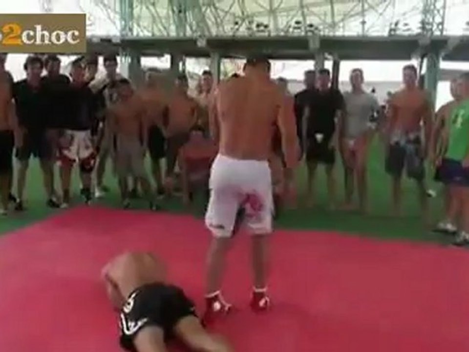 Prof de sport de combat met KO son élève- Video2choc