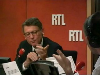 Скачать видео: Rythmes scolaires, zonage des vacances, devoirs : Vincent Peillon face aux auditeurs dans 