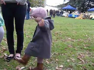 Agathe danse 18 mois