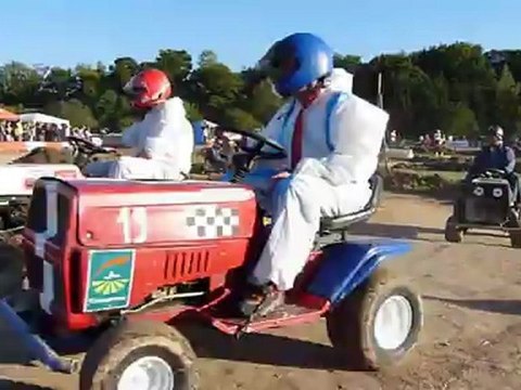 3ème manche de la course de tracteurs tondeuses