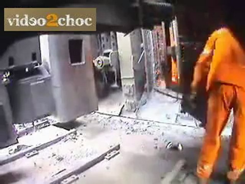 Une chaine de production manque de le tuer - Video2choc