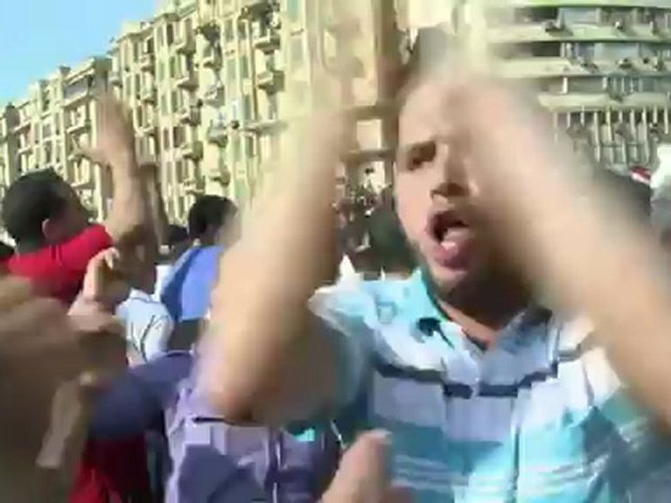 Pro and anti-Morsi protesters clash in Egypt