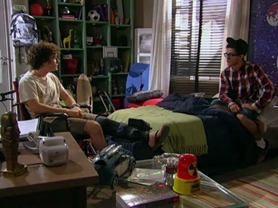 Dinho esconde de Orelha o que aconteceu entre ele e Lia