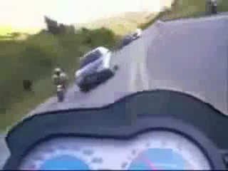 Un motard chanceux, très chanceux