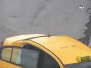 Taksiyi bırakıp kavgaya koşan taksi şoförü