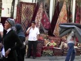 ISTAMBUL   avec ses tapis somptueux  et son vaste bazar couvert.