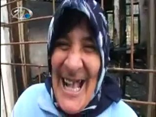 Komşusuna Sahip Çıkmak İçin Röportaj Yapan Teyze