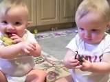 Des bébés jumeaux imitent papa qui éternue