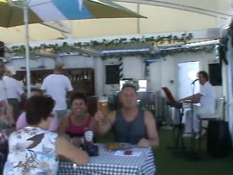 FTI Berlin Kreuzfahrten Biergarten beim Essen und beim Bier trinken Hubert und Matthias Die Fellas Mittelmeer Nordland rotes Meer