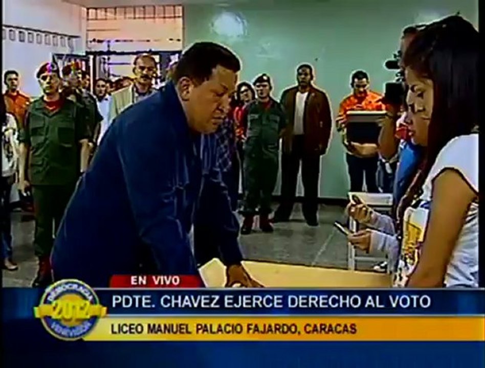 CANDIDATO A LA REELECCIÓN HUGO CHÁVEZ EJERCIENDO SU DERECHO AL VOTO