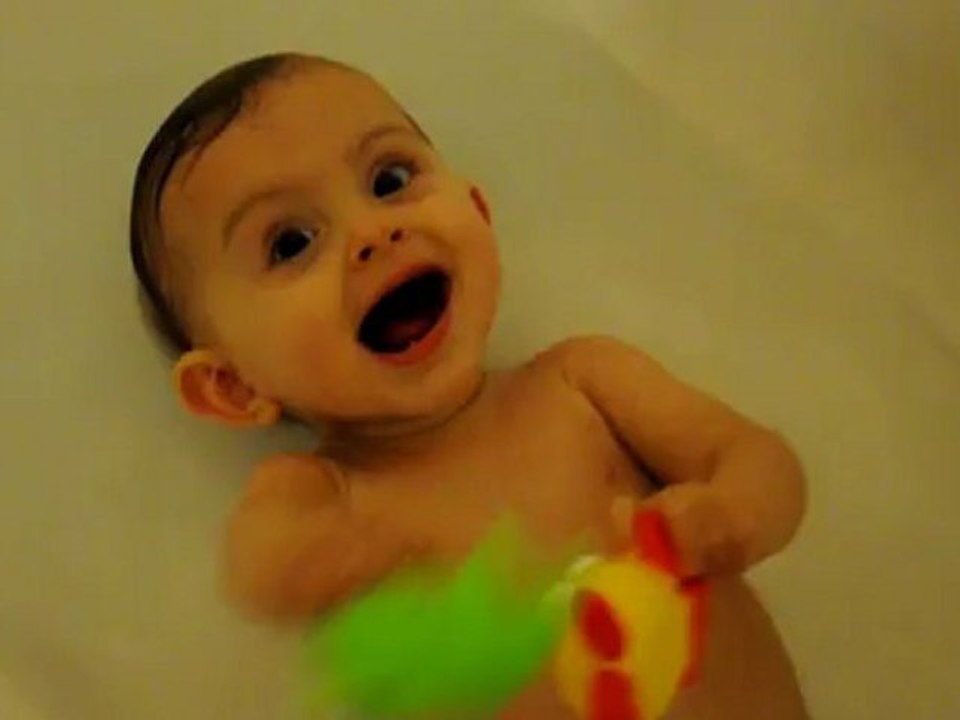 Mademoislle cause dans son bain
