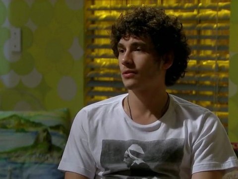 Dinho fala para Lia que não para de pensar no beijo deles