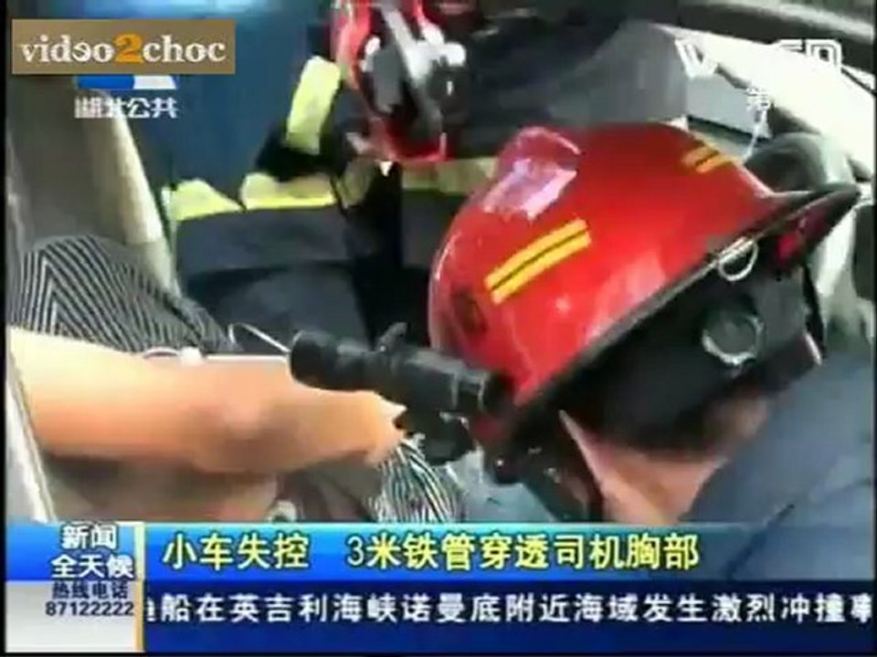 Toujours en vie malgré un poteau qui lui transperce la poitrine - Video2choc