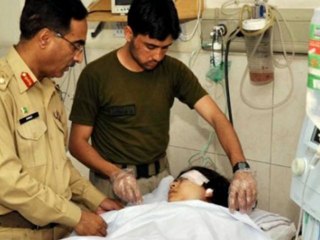 Trasladan al Reino Unido a la niña paquistaní herida por los talibanes