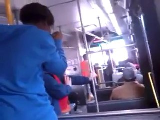 Скачать видео: Cleveland RTA Chauffeur de bus frappe un passager