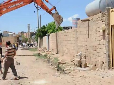 KIZILTEPE BELEDİYESİ TURGUT ÖZAL YOL YIKIM ÇALIŞMASI 24-04-2010