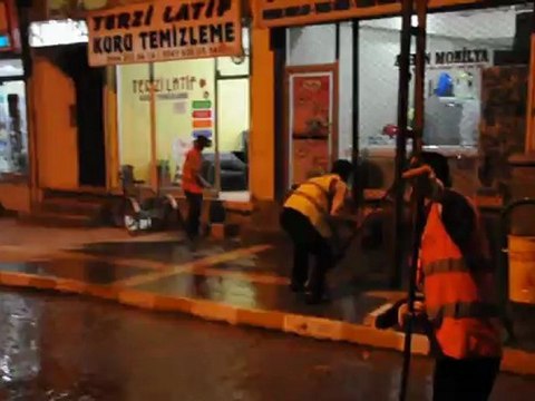 KIZILTEPE BELEDİYESİ YOL YIKAMA ÇALIŞMALARI 27-07-2010
