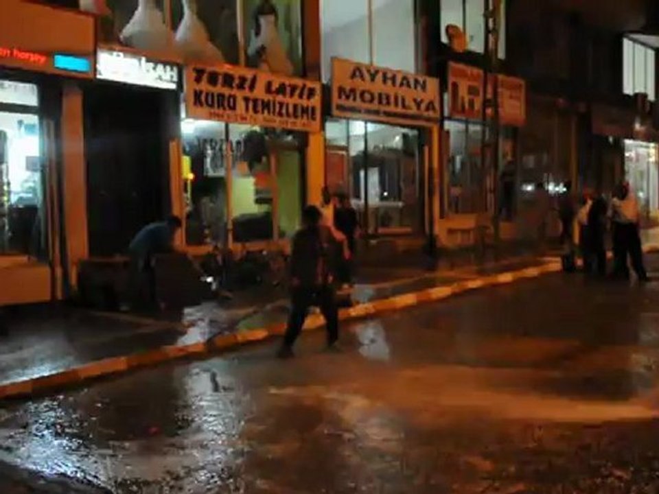 KIZILTEPE BELEDİYESİ YOL YIKAMA ÇALIŞMALARI 27-07-2010