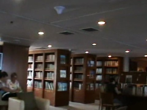 FTI Berlin Kreuzfahrten große kostenlose Bücherei Bibliothek und DVD verleih auf dem Schiff Hubert und Matthias Die Fellas Mittelmeer Nordland rotes Meer