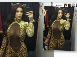 Kim Kardashian dans un top de bikini après s'être montrée dans un costume d'Halloween
