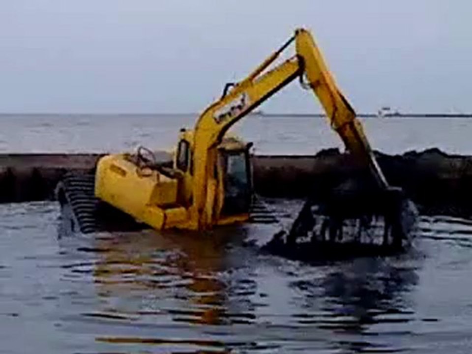 floating excavator / excavator kerja terapung di air di sungai cirebon indonesia