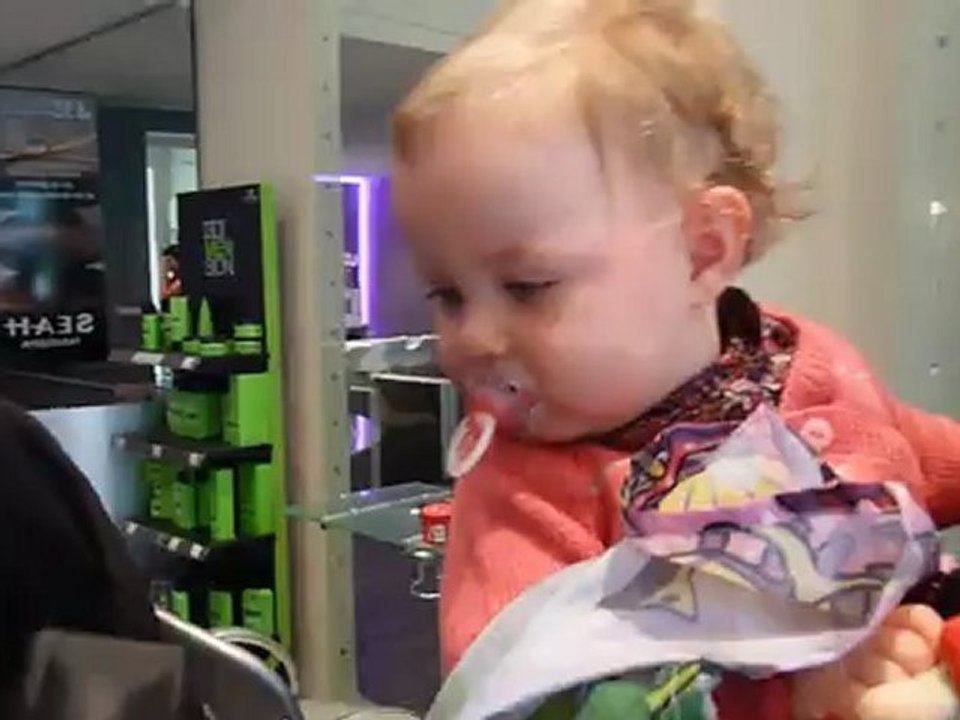 1ère séance chez le coiffeur Gabrielle