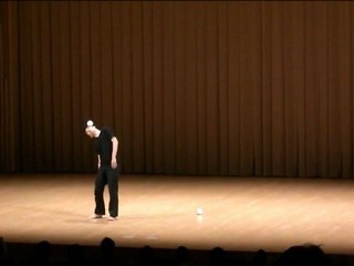 Contact Juggling par Akihiro Yanai