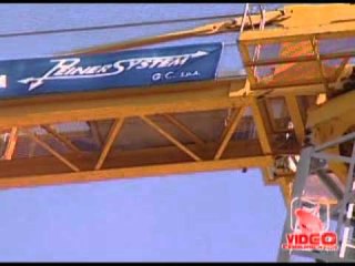 Napoli - Piazza Municipio disoccupato sale su una gru (live 11.10.12)